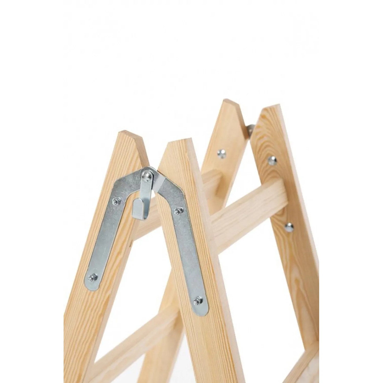 Detailansicht: Holz-Sprossen-Stehleiter mit Sicherheitskette, hellbraunes Kiefernholz, verzinkte Metallteile.