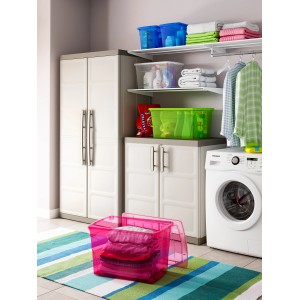 Aufbewahrungsbox Home XL, Fuchsia, mit Rollen, im Waschraum mit Wäsche und anderen Boxen.