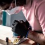 Anwender sägt Holz mit Bosch Expert Stichsägeblätter T308BP für ausrissfreie Schnitte.