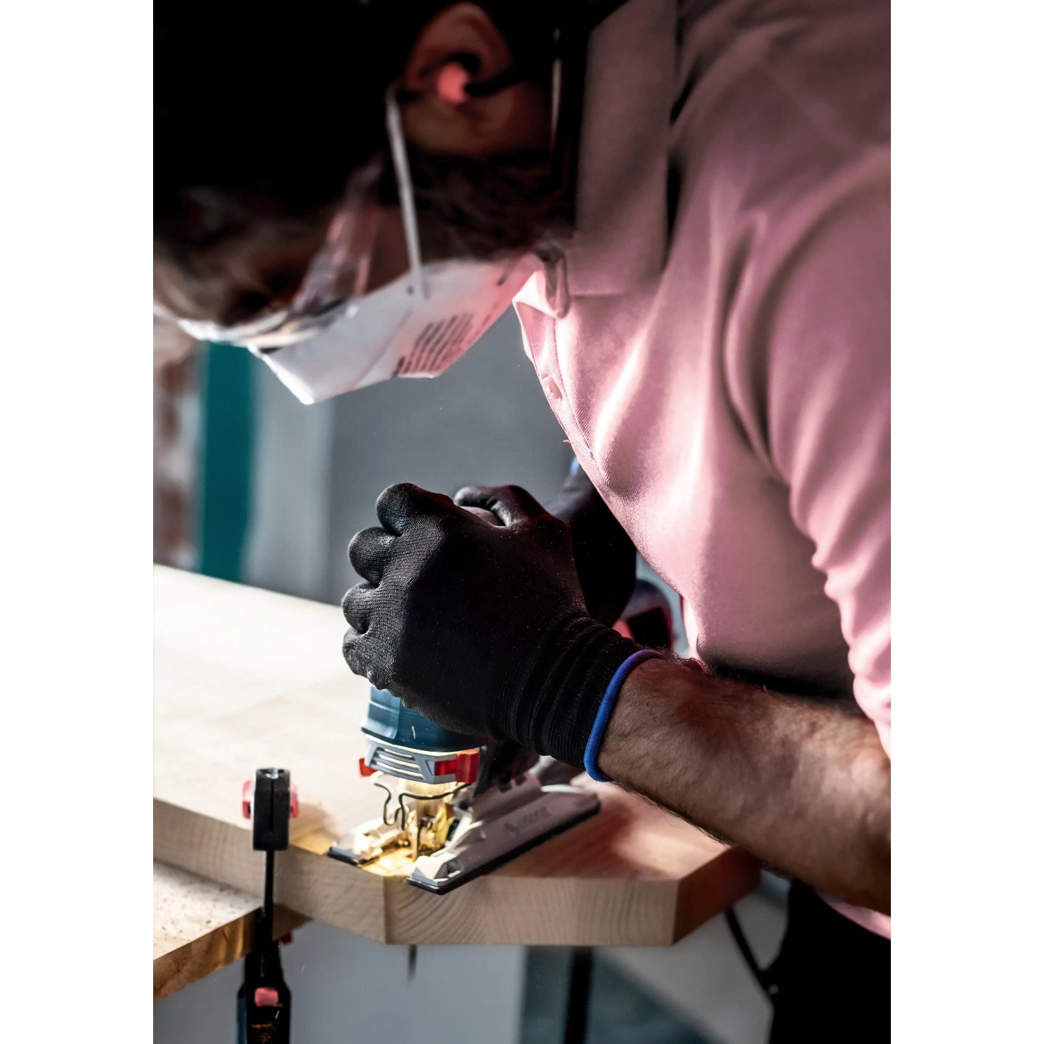 Anwender sägt Holz mit Bosch Expert Stichsägeblätter T308BP für ausrissfreie Schnitte.