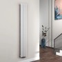 Weißer Emke Oval Röhrenheizkörper (24x180cm) an Wand montiert. Paneelheizkörper für Warmwasserbetrieb.