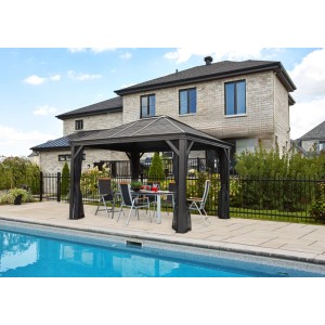 Anthrazitfarbener Sojag Pavillon Mykonos 10x12 mit Stahldach und Moskitonetzen neben Pool.