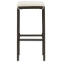 Barhocker aus braunem Rattan mit cremefarbenem Kissen, Teil des 7-tlg. Gartenbar-Sets.