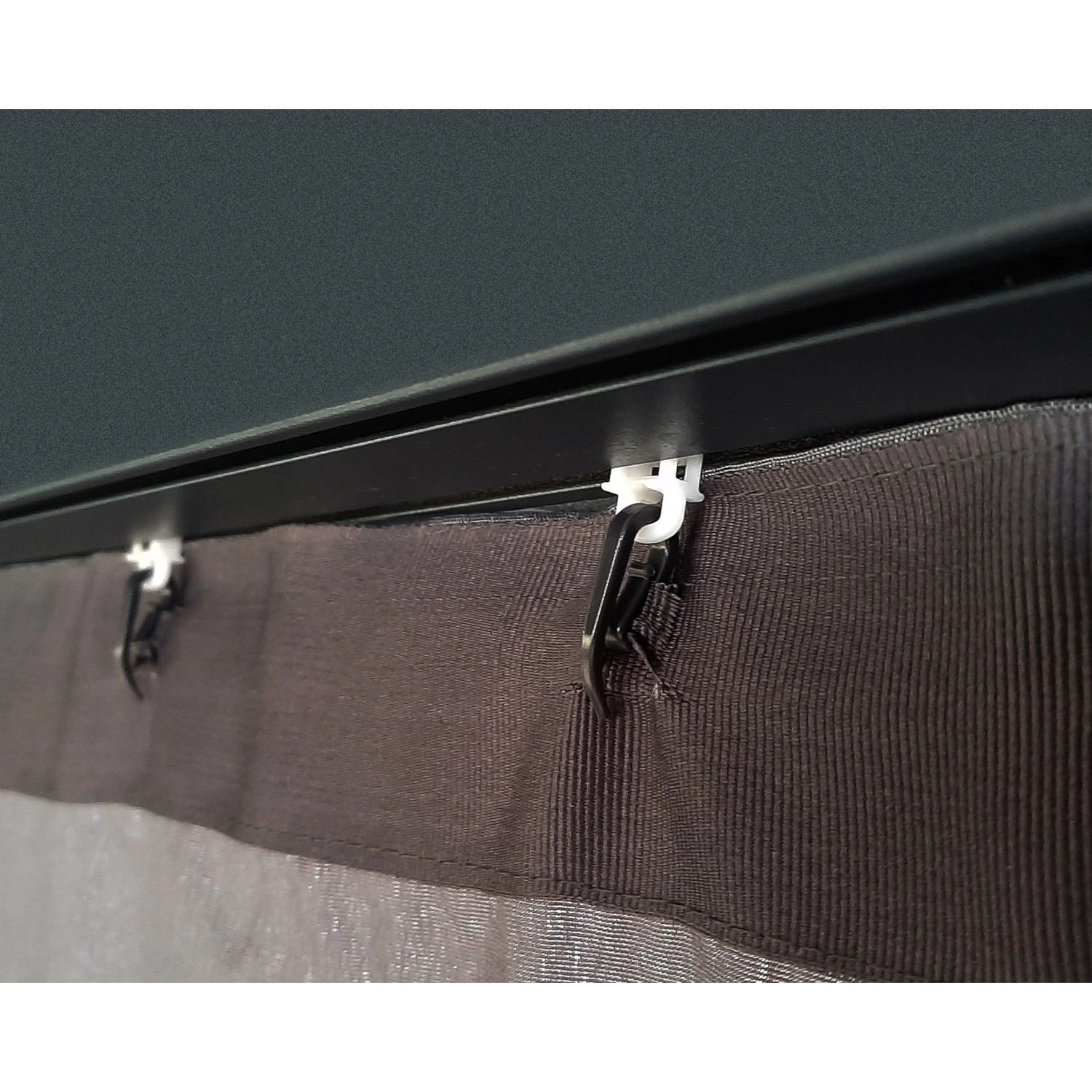 Detailaufnahme: Dunkelgraues Seitenteil mit Haken für Palram Canopia Pavillon Dallas 4300.