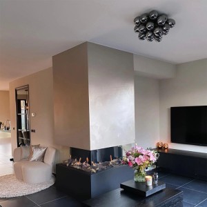 Design Deckenleuchte Uvas mit 6 Rauchglas-Lampen in Schwarz, montiert in modernem Wohnzimmer.