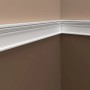 Weiße PROFHOME Wand- und Friesleisten (28 m) im Neo-Klassizismus Stil an einer Wand.