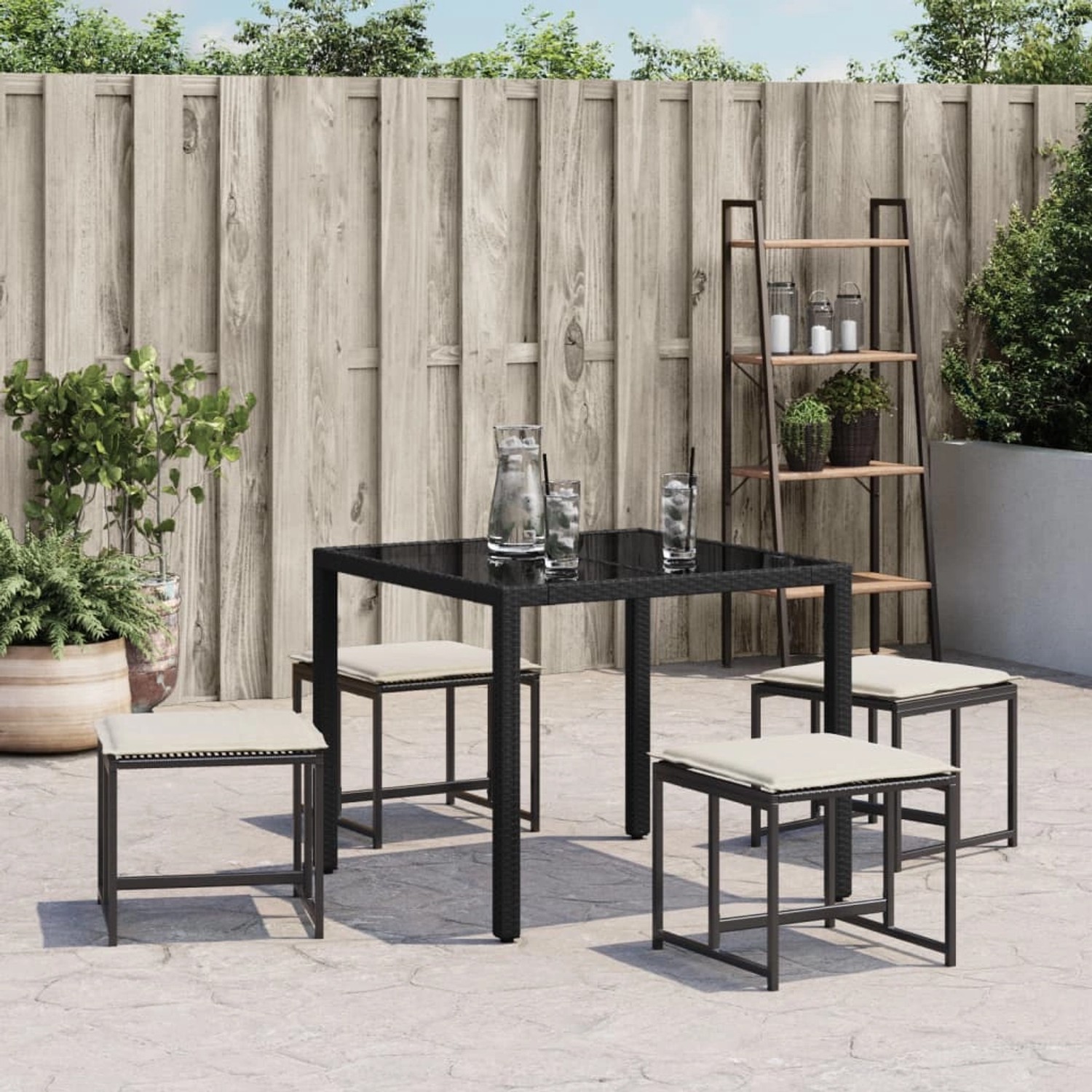 VidaXL Gartenhocker Set, 4 schwarze Poly Rattan Hocker mit cremefarbenen Kissen.