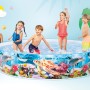 Intex Snapset Pool Coral Reef mit spielenden Kindern, Ozean-Design, Planschbecken für Familienspaß im Garten.
