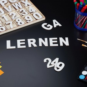 Relaxdays Buchstaben und Zahlen Set Holz Weiß 1,5 x 28,5 x 34,5 cm 310 g