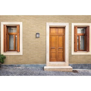 Wand mit Elabrick Verblender Miami in Gelb, Holztür und Fenster mit Fensterläden.