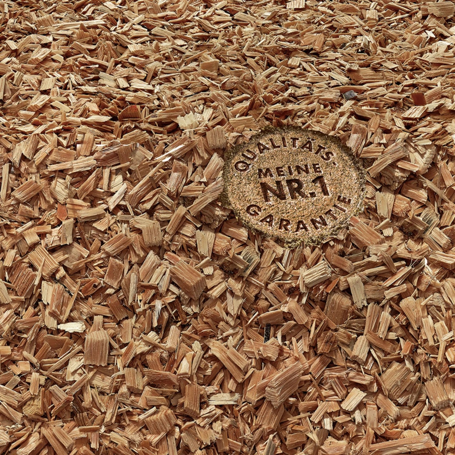 Nahaufnahme von COMPO Bio Eichendekor Mulchmaterial mit Unkrautbarriere.