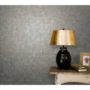 Graue Marburg Vliestapete Vintage Deluxe mit Roststruktur und Tischlampe im Raum.