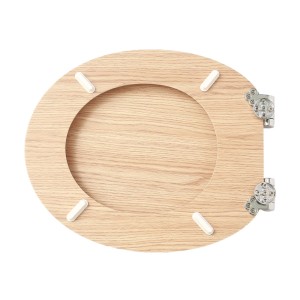 WC Sitz aus hellem MDF Holzkern mit Absenkautomatik, sichtbarer Holzmaserung und robusten Metallscharnieren.
