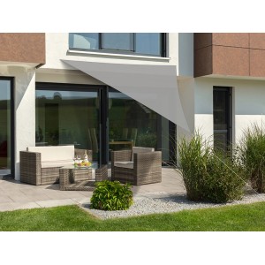 Silbergraues Schneider Sonnensegel Teneriffa (360x360x360 cm) über einer Sitzecke im Garten.