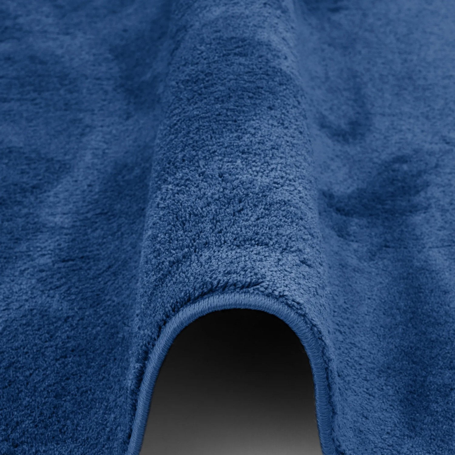 Detailansicht: Dunkelblauer Pergamon Hochflor Teppich Melia, super soft und luxuriös.