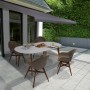 Anthrazitfarbene Kassettenmarkise Bayville 4x2,5m mit LED über einer Terrasse mit Tisch und Stühlen.