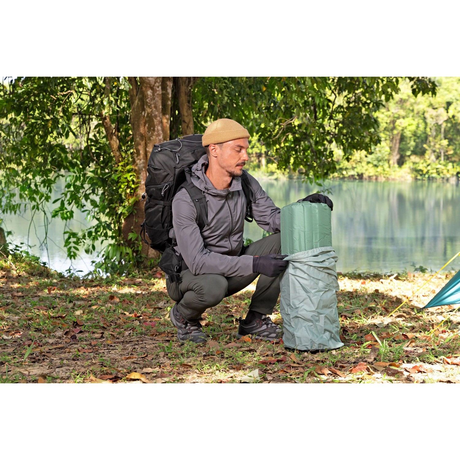 Bestway ComforTrek Luftmatratze: Camper packt selbstaufblasende Isomatte ein. Ideal für Camping & Outdoor.