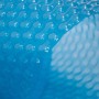 Detailaufnahme: Blaue Solarplane GeoBubble 400µm für achteckige Holzpools. Pool Abdeckung.