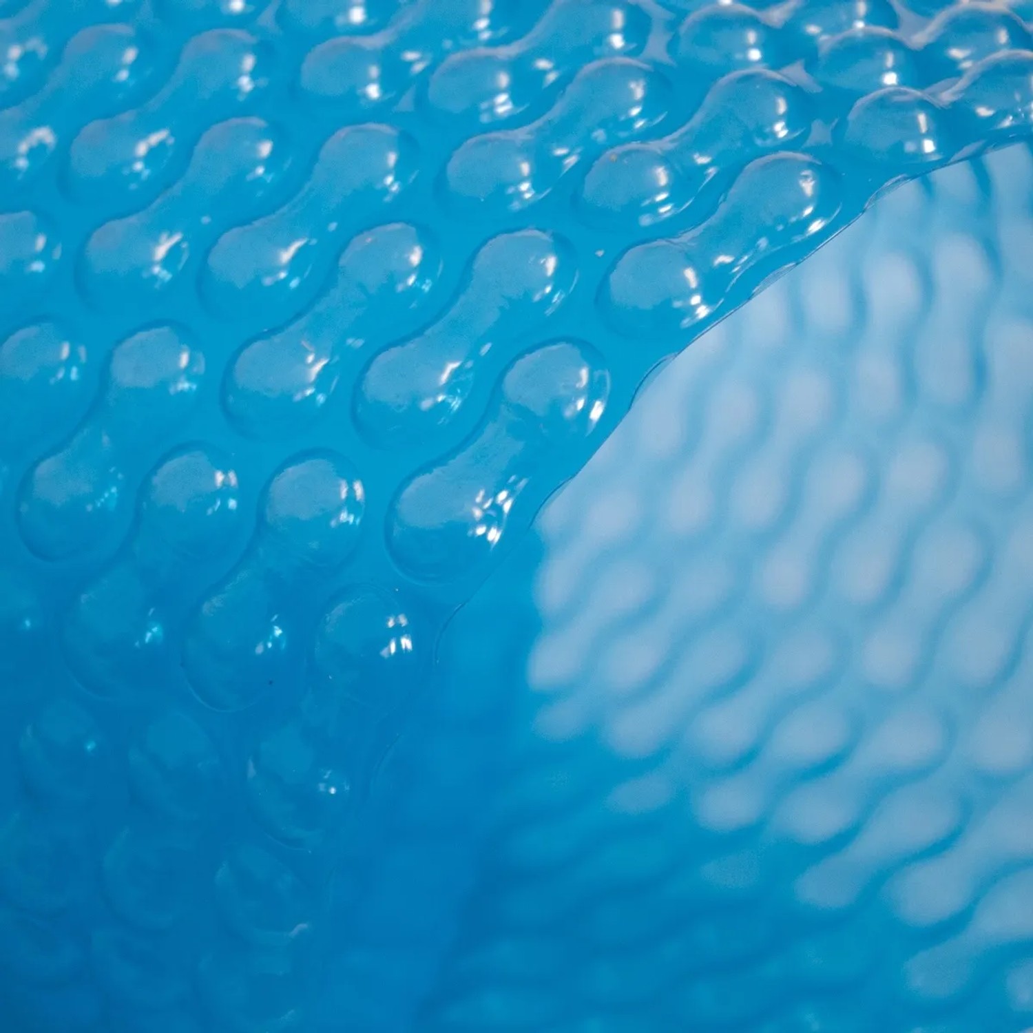 Detailaufnahme: Blaue Solarplane GeoBubble 400µm für achteckige Holzpools. Pool Abdeckung.