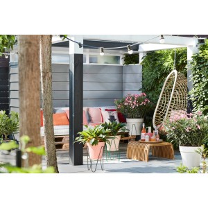 Elho Loft Urban Gestell Ø 30 cm, schwarz, mit Pflanzen im Gartenambiente.