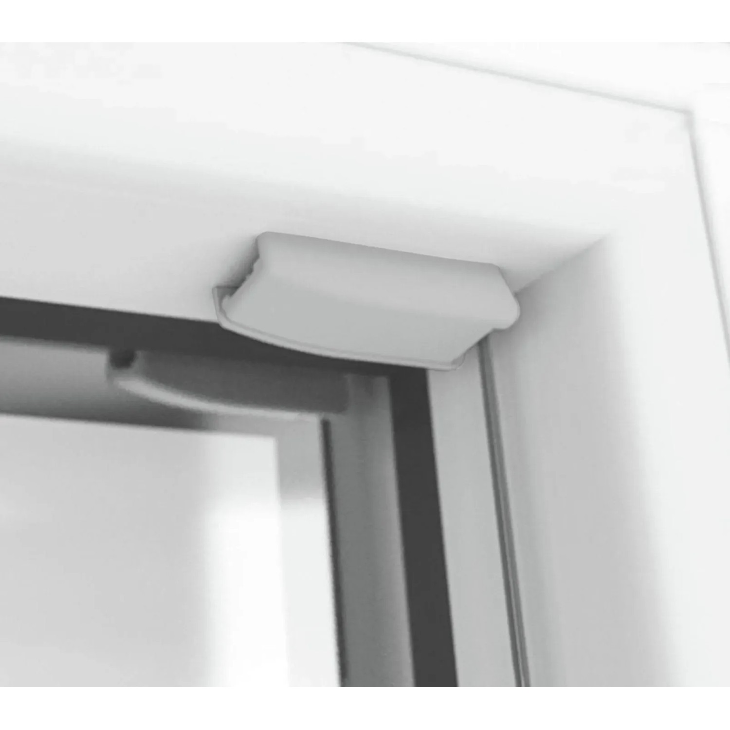 Detailaufnahme: Graues Schöner Wohnen Thermo-Plissee Ella am Fensterrahmen.