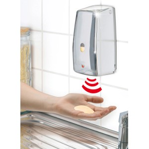 Wenko Infrarot-Seifenspender Senso-Matic Chrom in Aktion: Hand unter Spender, Seife wird ausgegeben.