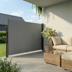 Ausgezogene, anthrazitfarbene Seitenmarkise von vidaXL auf einer Terrasse.