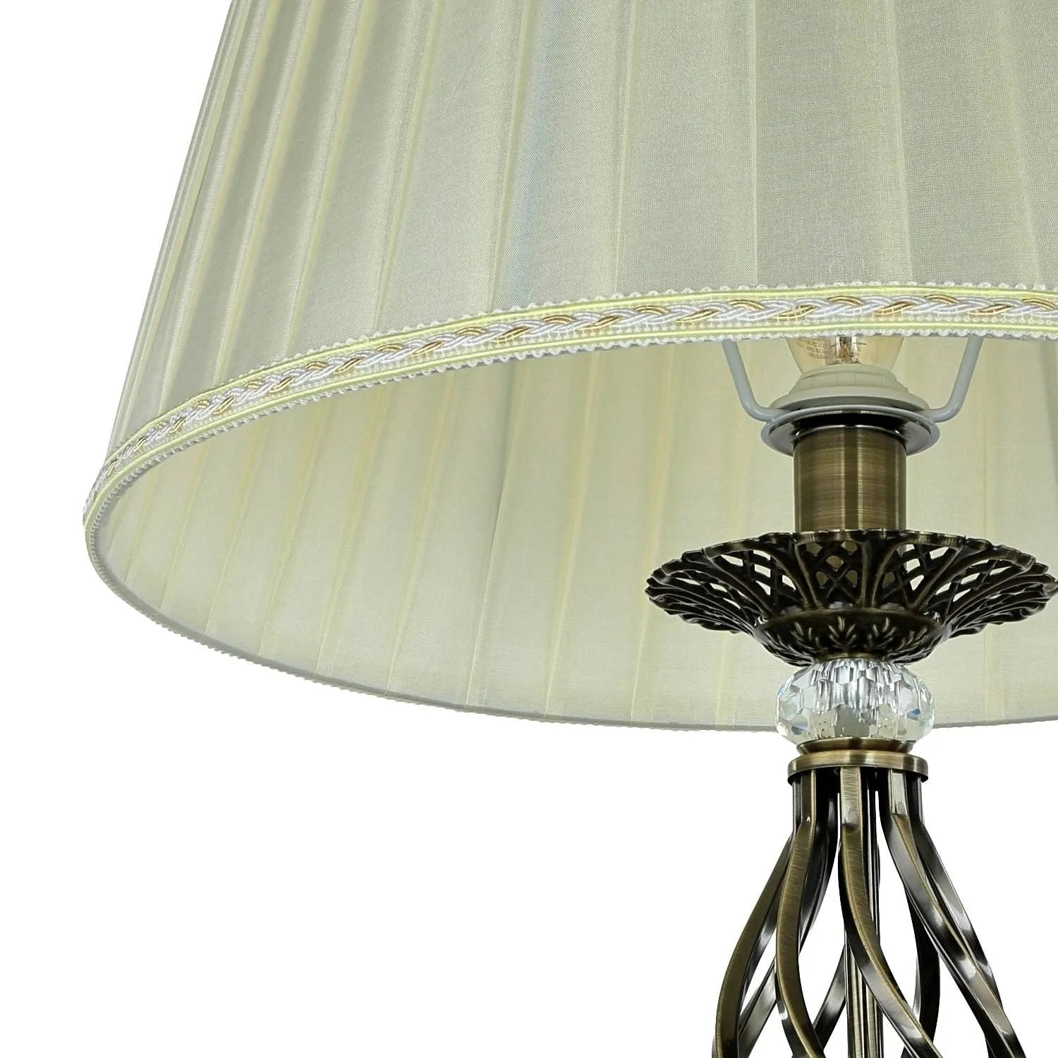 Detailaufnahme: Beige Stehlampe im Antik-Messing-Look mit Stoffschirm. Elegante Licht-Erlebnisse für Wohnzimmer.