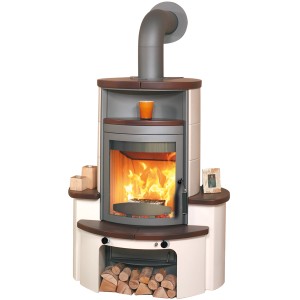 Hark Avenso GT ECOplus Kaminofen mit braunen Ofenkacheln und Holzscheiten im Lagerfach.