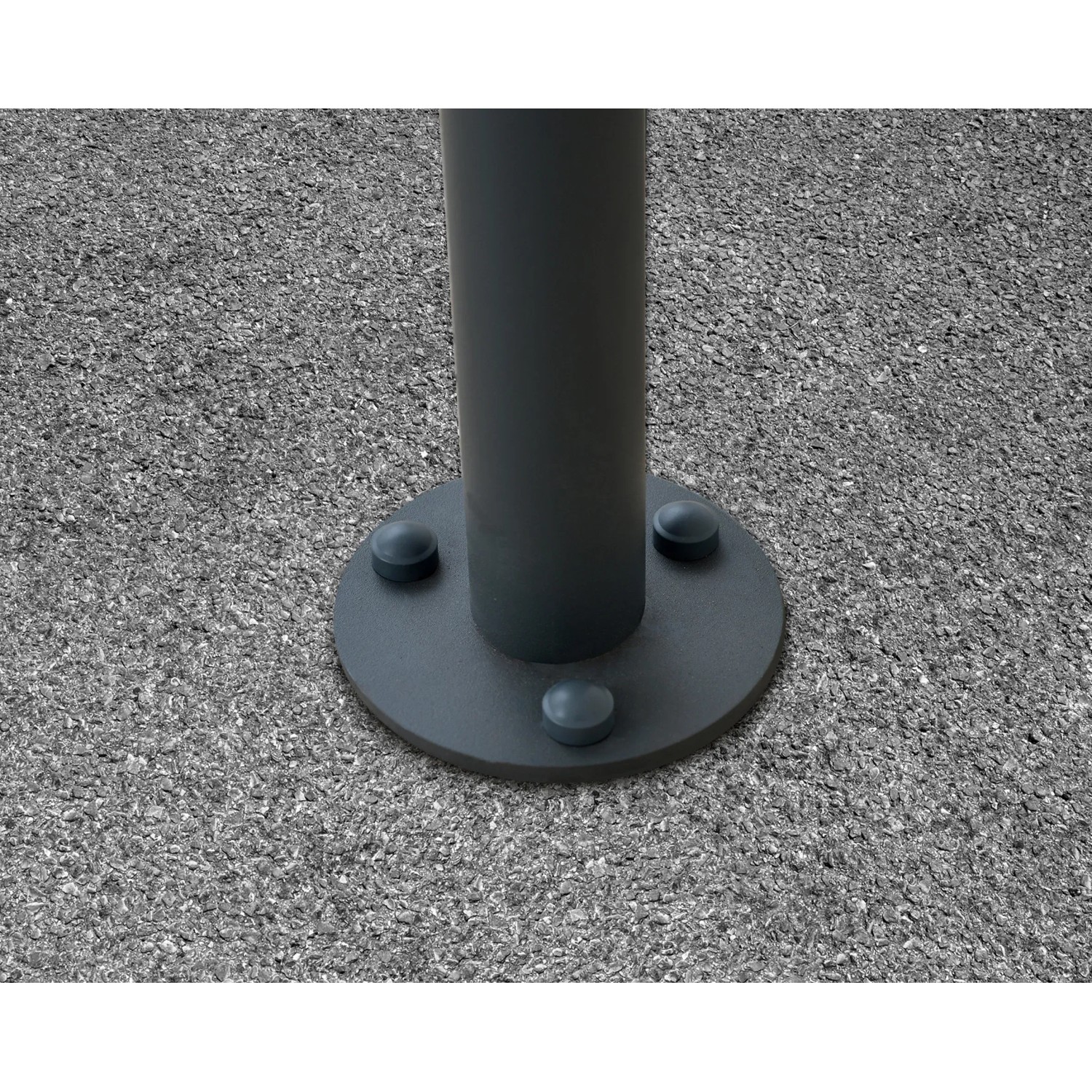 Detailaufnahme: Graues Palram-Canopia Vordach Vega Pfostenfuß auf Asphalt.