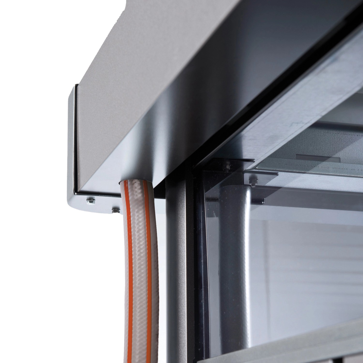 Detailansicht: Silbernes Biohort HighLine Gerätehaus mit Schlauchanschluss.