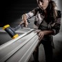 Frau arbeitet mit Halder Secural Schonhammer (Ø 35/45 mm) an Werkstück.