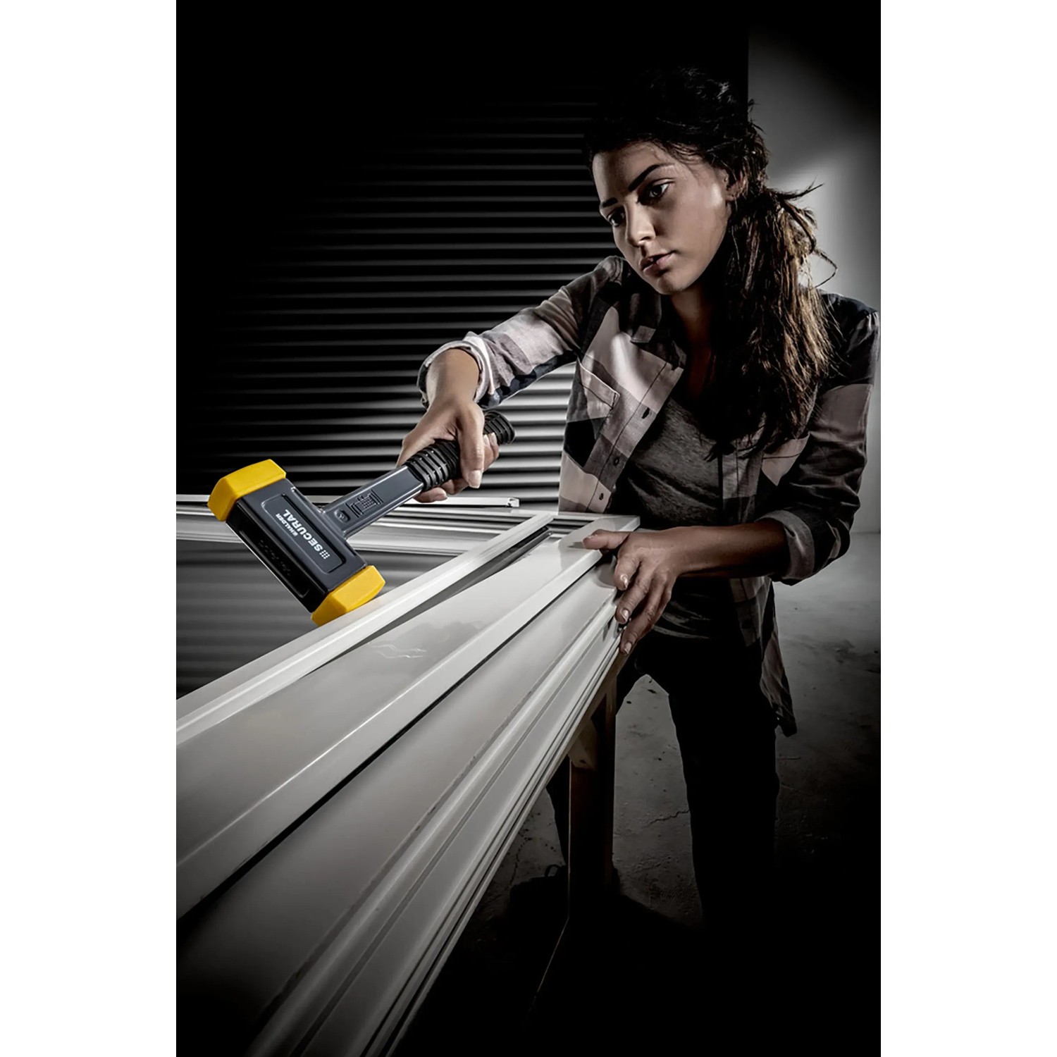 Frau arbeitet mit Halder Secural Schonhammer (Ø 35/45 mm) an Werkstück.