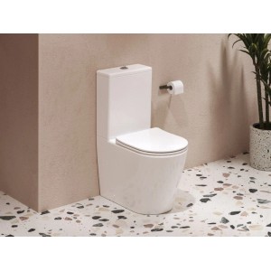 Weißes Ravak Optima Stand-WC mit Spülkasten, spülrandlos, SoftClose WC-Sitz in modernem Bad.
