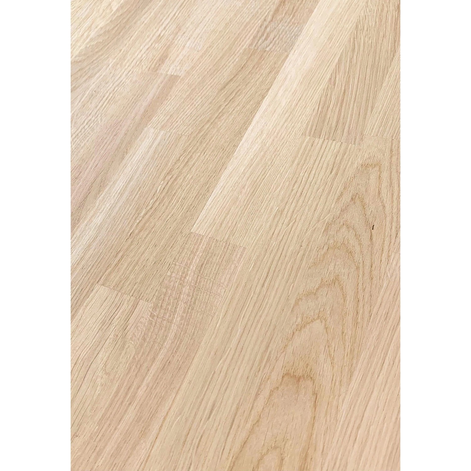 Detailaufnahme einer unbehandelten Eichenholzstufe der Treppe Kos.
