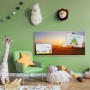 Banjado Magnettafel 78x37cm mit Sonnenaufgang-Motiv im Kinderzimmer. Weiße Magnetpinnwand zeigt Kinderzeichnungen.