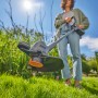 Gardena Akku-Rasentrimmer EasyTrim 25/18V im Einsatz, für präzise Rasenkanten und komfortable Handhabung.