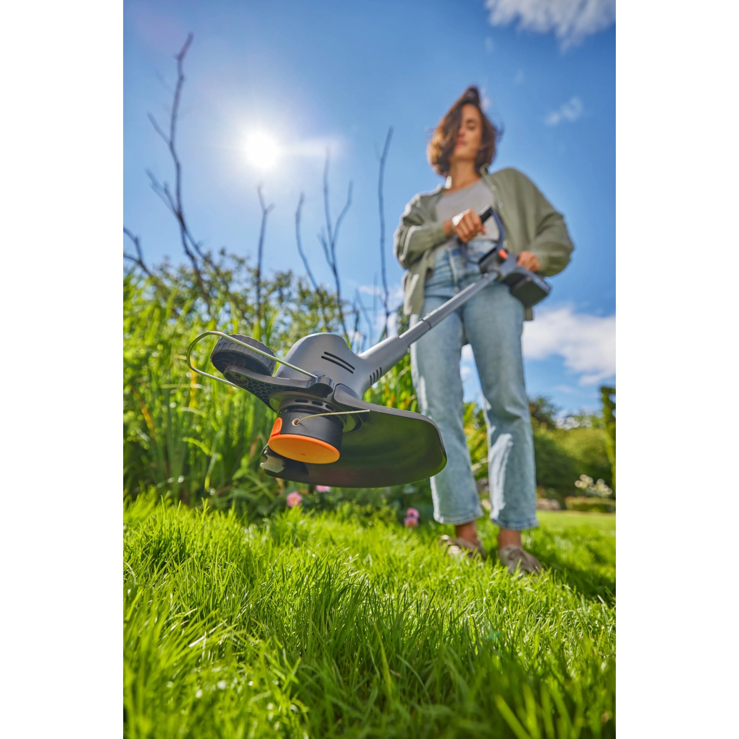 Gardena Akku-Rasentrimmer EasyTrim 25/18V im Einsatz, für präzise Rasenkanten und komfortable Handhabung.