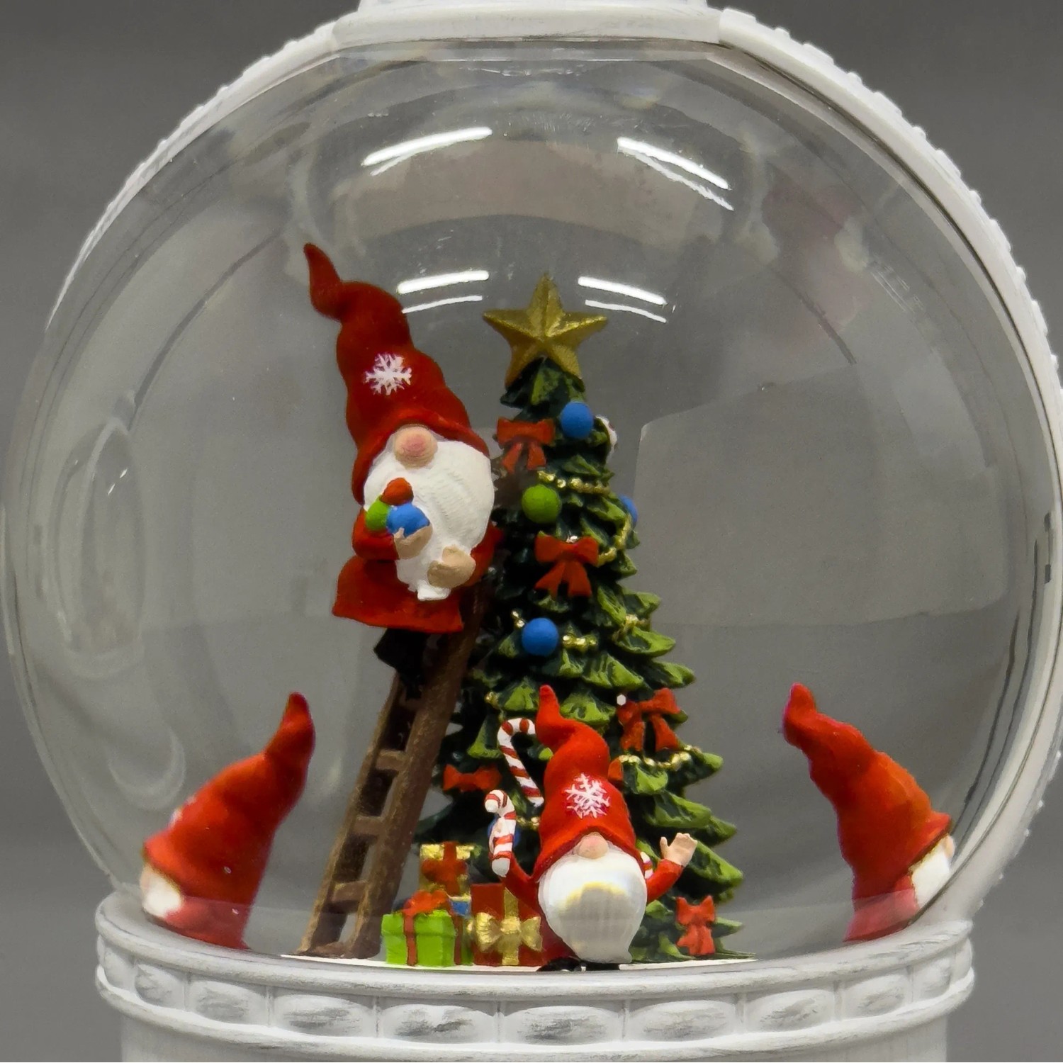 Konstsmide LED Weihnachtsschneekugel Santas weiß warmweiß kaufen bei OBI