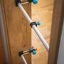 wolfcraft Türfutterstrebe Easy stützt eine Holztürzarge. Spannwerkzeug zur Montage und Ausrichtung von Türrahmen.
