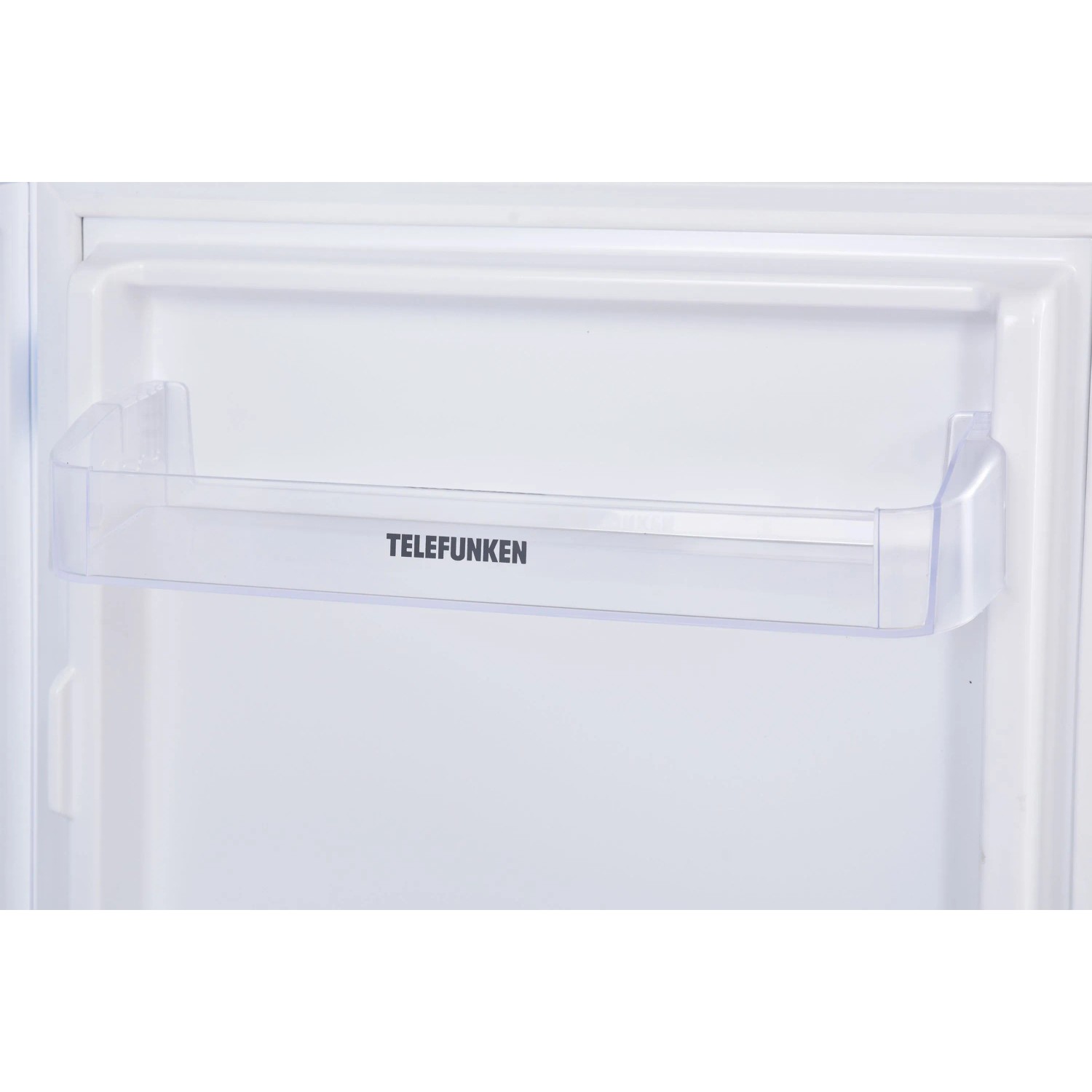 Detailaufnahme: Telefunken Einbaukühlschrank, transparente Türablage mit Logo.