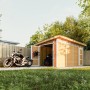 Timbela Holz-Gartenhaus M905C mit Motorrädern. Grundiertes Gartenhaus mit Flachdach und geöffneten Türen.