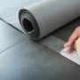 Anwendung LUX Boden-Verlegeband, 10 m x 50 mm, zum Verlegen von Bodenbelägen.