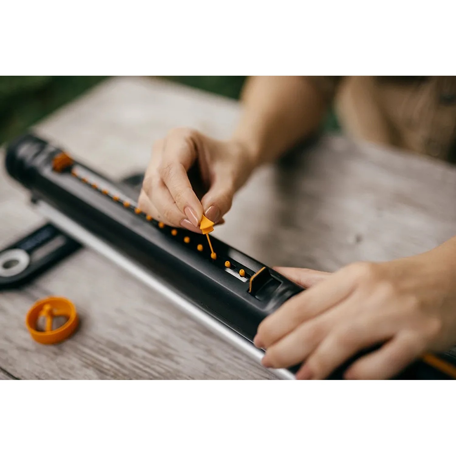 Fiskars Oszillierender Regner X-Series S-L: Einstellung der Düsen für die Bewässerung.
