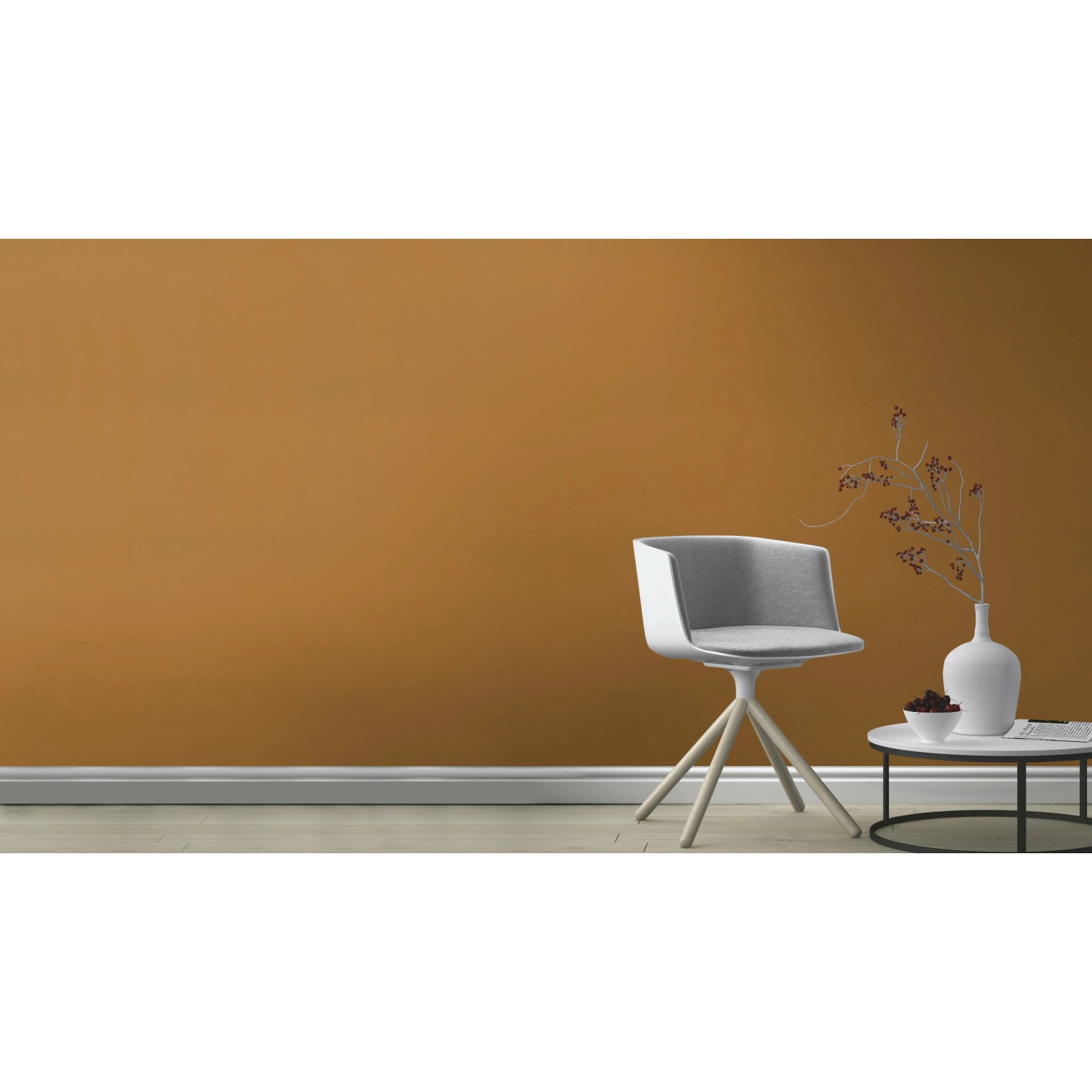 Rasch Vliestapete Tropical House Uni Cognac an Wand, kombiniert mit Stuhl und Tisch.