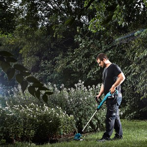 Mann trimmt Rasen mit Makita Akku-Rasentrimmer DUR181Z 18 V Solo im Garten.