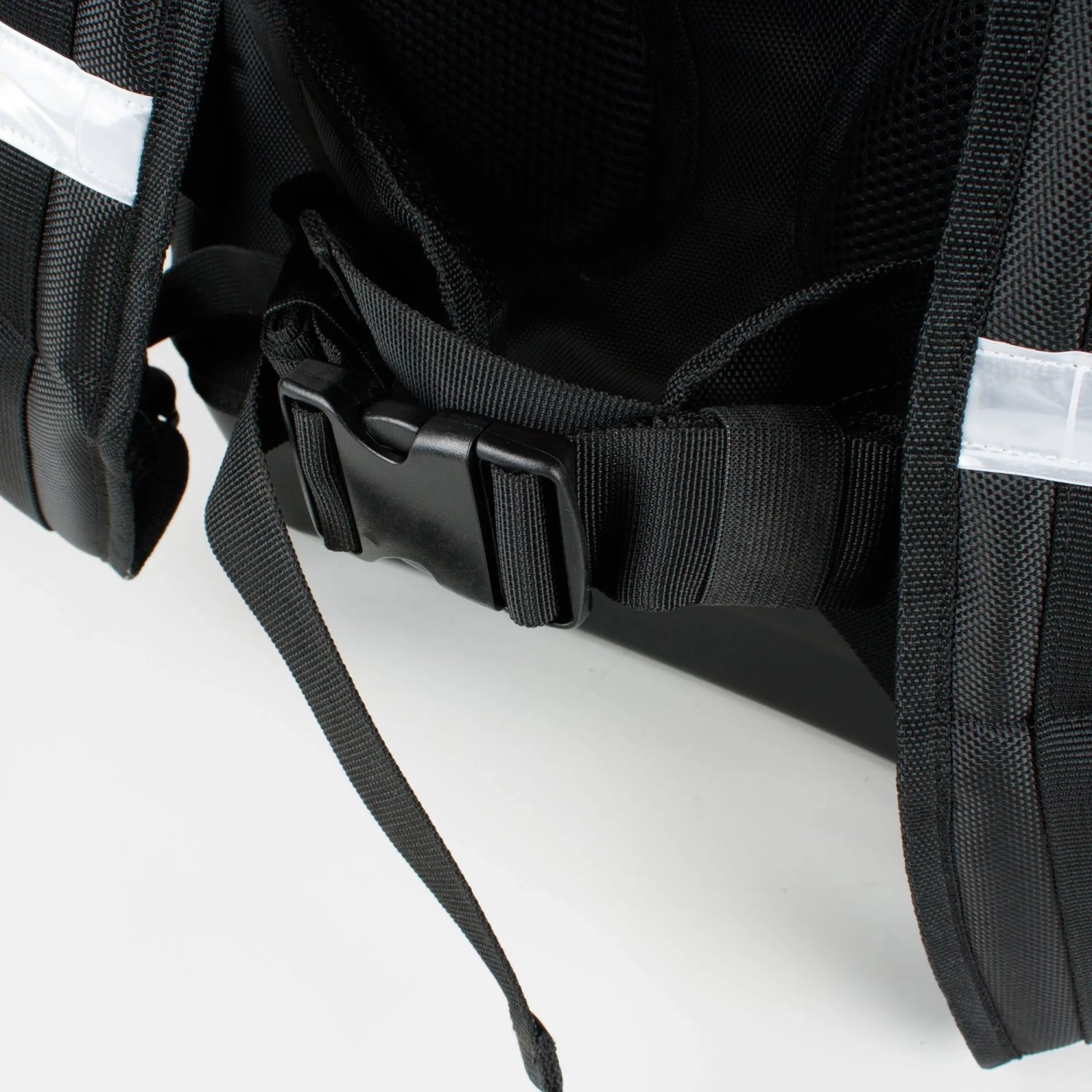Detailansicht: Schwarzer Mephisto Werkzeugrucksack Dragon mit gepolstertem Schultergurt und Schnalle.