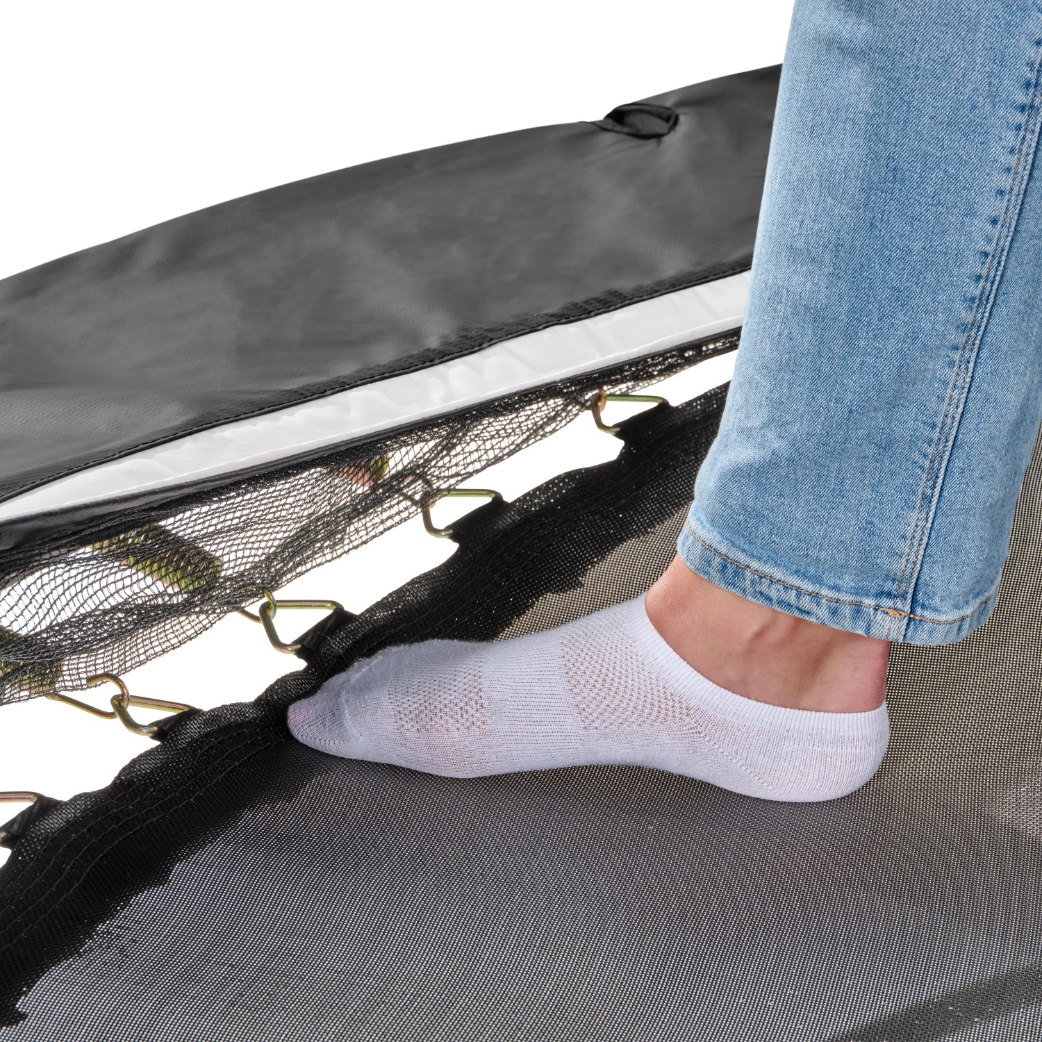 Detailaufnahme: Fuß auf dem schwarzen EXIT Allure Premium Bodentrampolin Ø 366 cm. Niedrige Einstiegshöhe.
