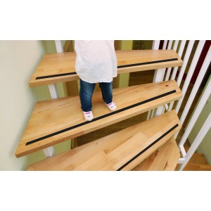Kind auf Treppe mit schwarzem Anti-Rutsch Band. Erhöht die Sicherheit auf Treppen.
