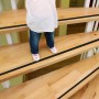 Kind auf Treppe mit schwarzem Anti-Rutsch Band. Erhöht die Sicherheit auf Treppen.